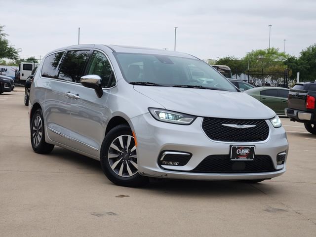 Used 2023 Chrysler Pacifica Limited FWD image 2