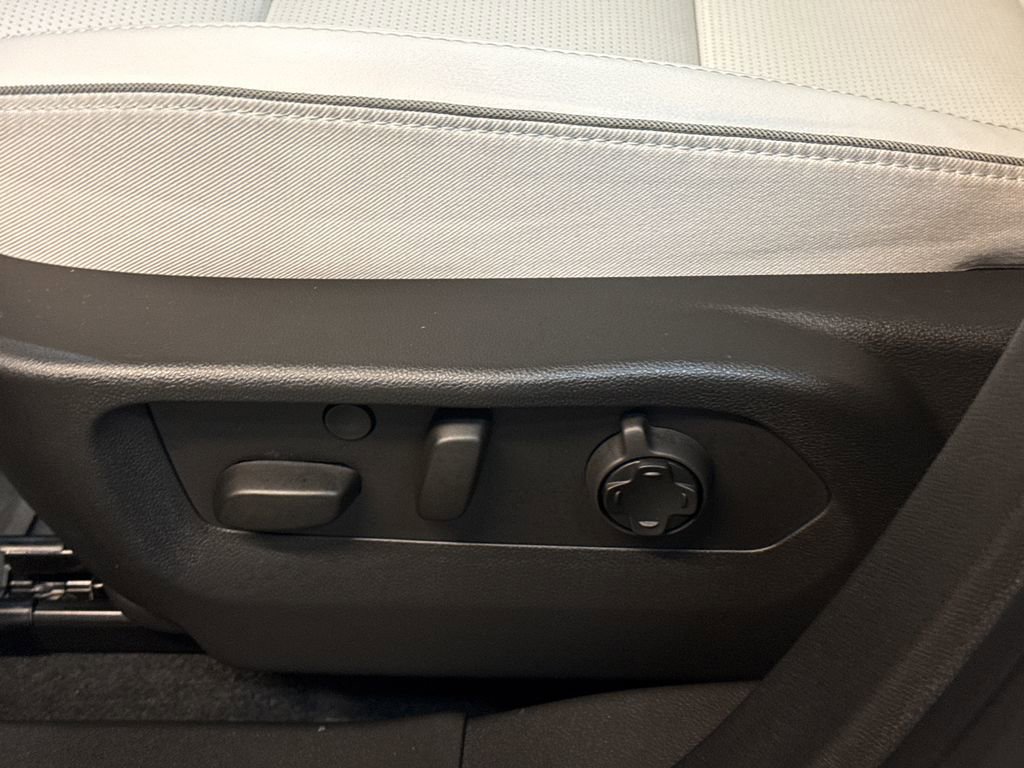 Certified 2025 Buick Envision Avenir image 17