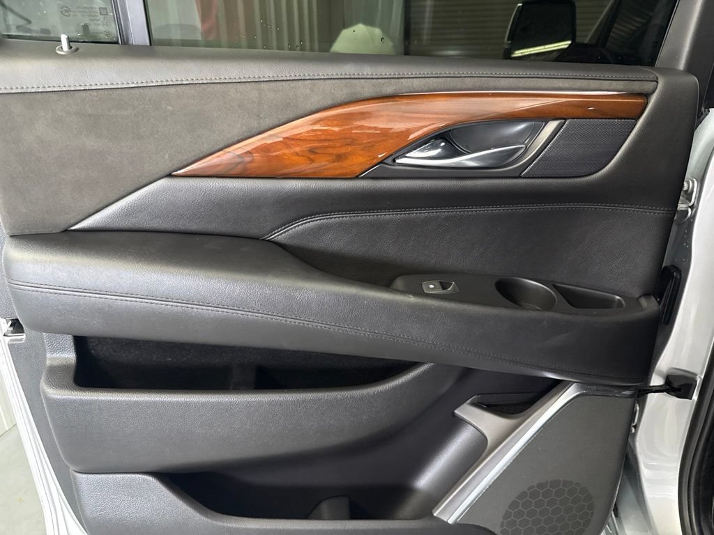 Used 2018 Cadillac Escalade ESV Luxury RWD image 11