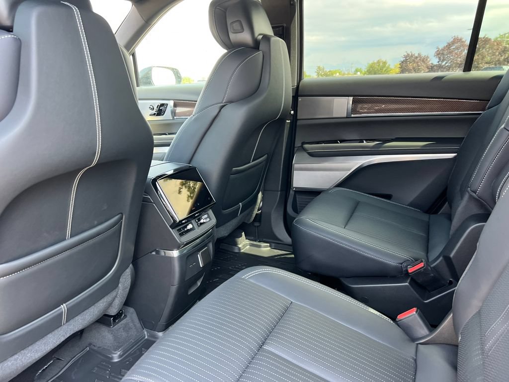 New 2027 Cadillac Vistiq Sport w/ LPO, Floor Liner Package AWD/4WD image 31