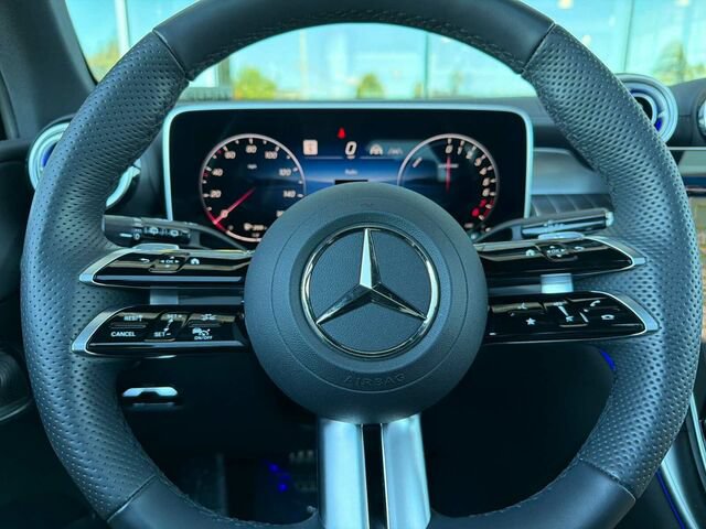 Used 2025 Mercedes-Benz GLC 350e 4MATIC image 30