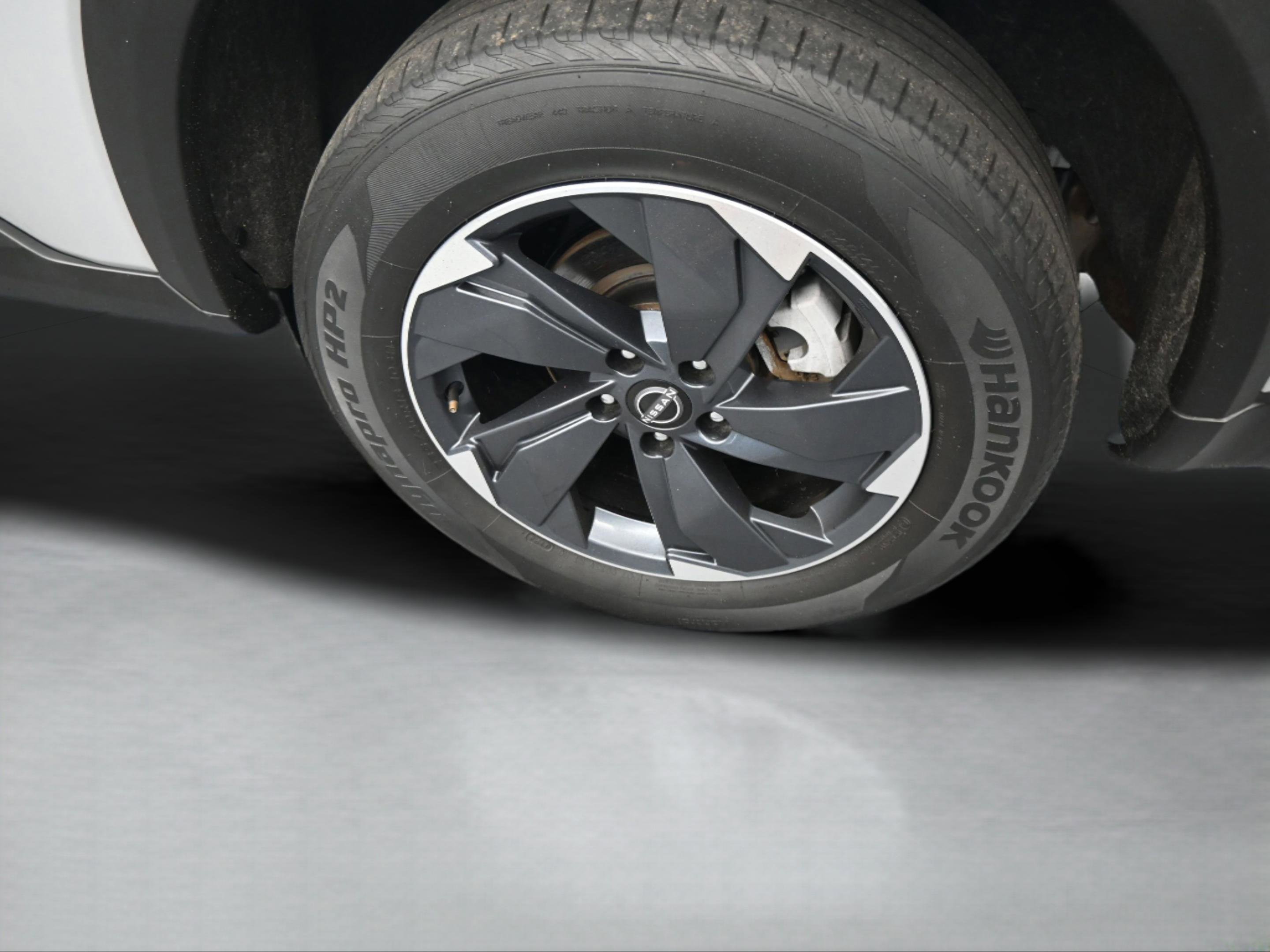 Used 2024 Nissan Rogue SV image 35