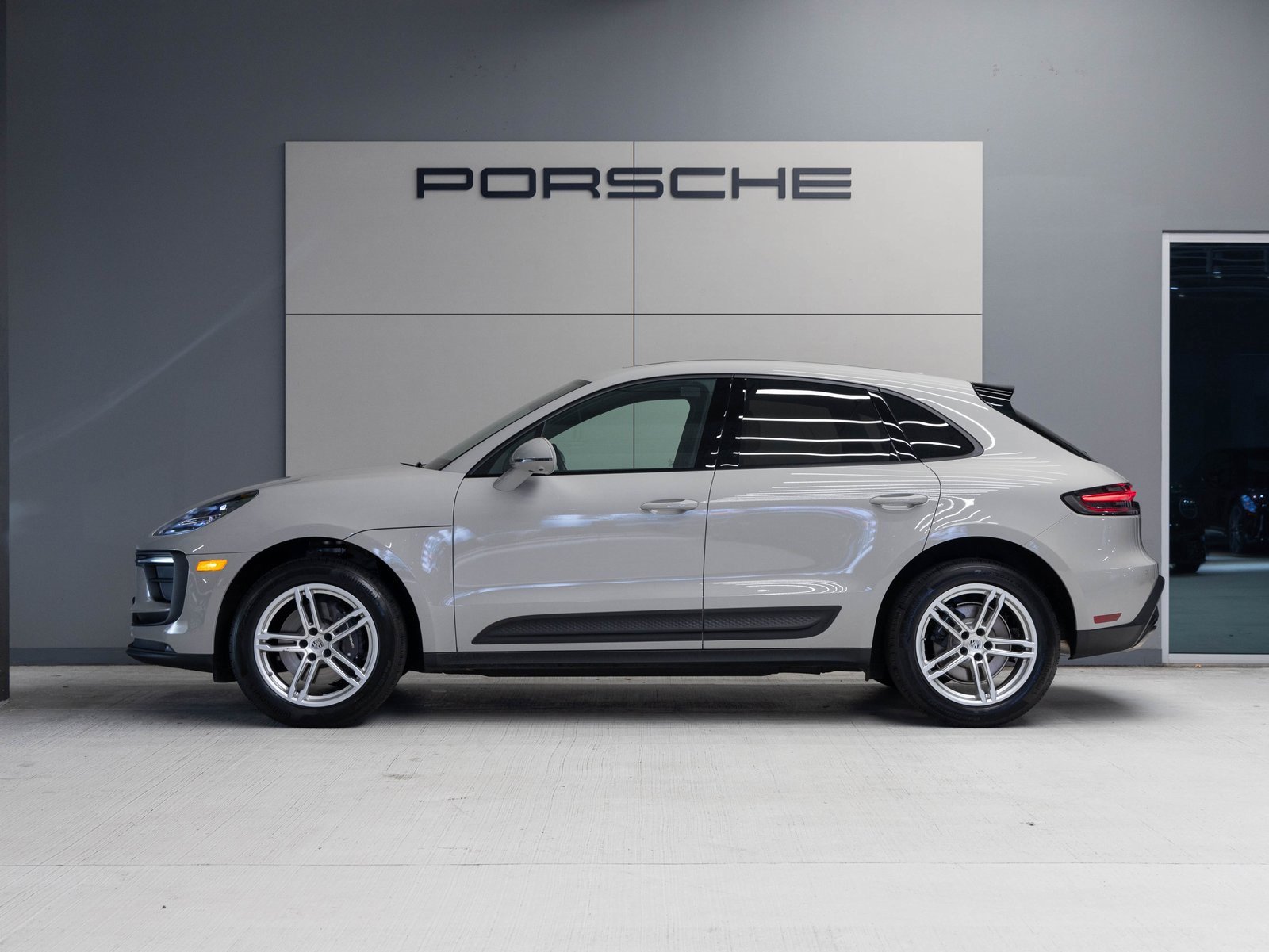 Used 2025 Porsche Macan image 2