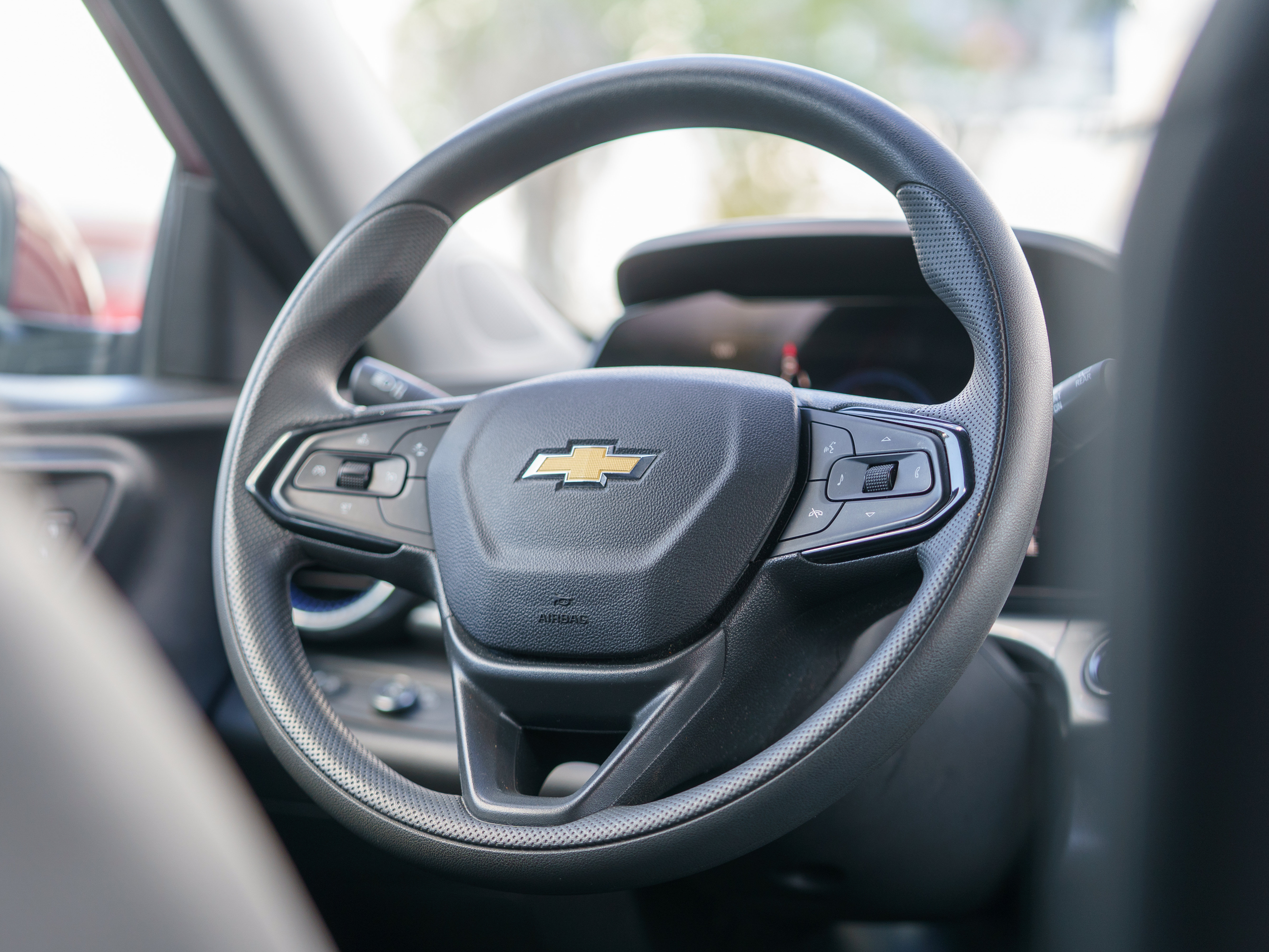 Used 2025 Chevrolet Trax LT FWD image 17