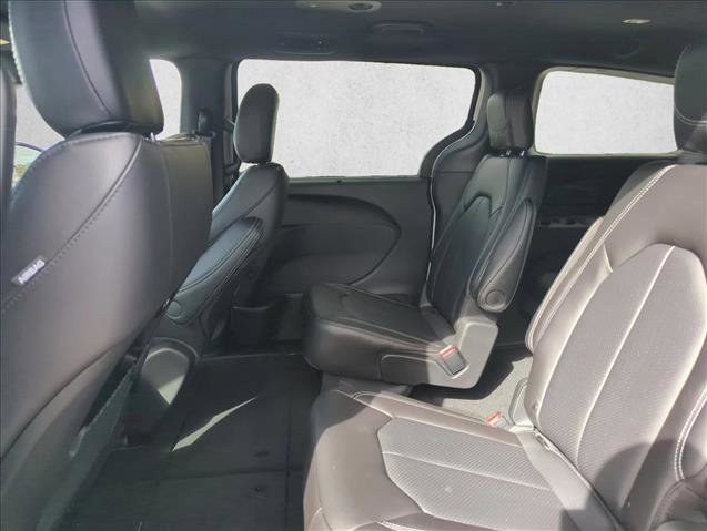New 2026 Chrysler Pacifica Select image 16