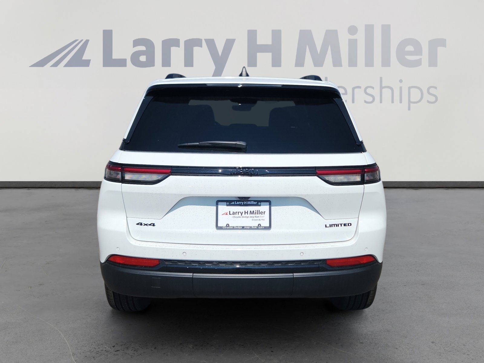 New 2025 Jeep Grand Cherokee Limited w/ Black Appearance Package AWD/4WD image 5