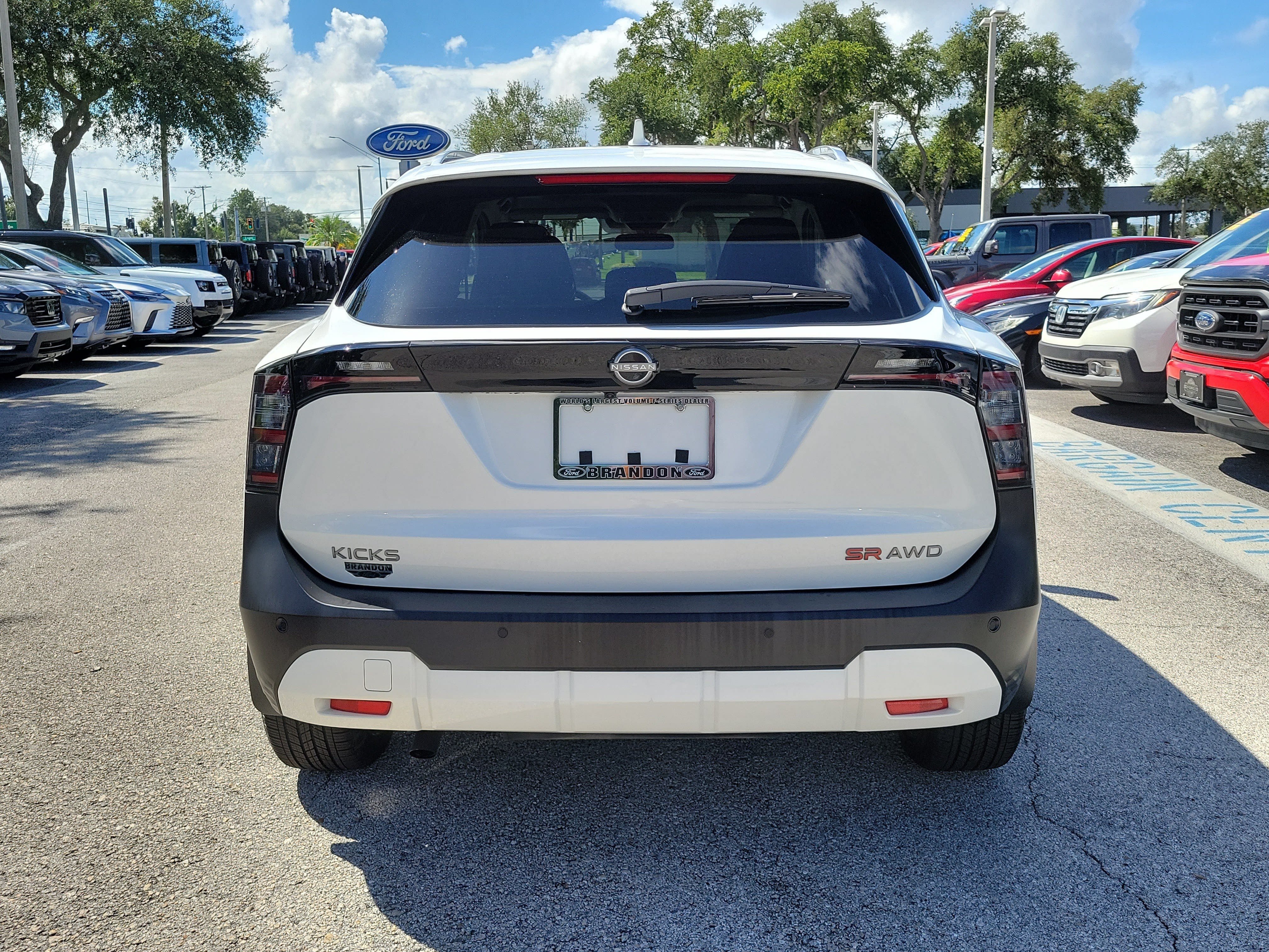 Used 2025 Nissan Kicks SR w/ SR Premium Package AWD/4WD image 8