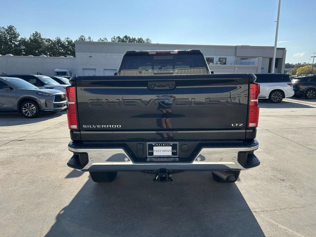 Used 2025 Chevrolet Silverado 2500 LTZ w/ LTZ Convenience Package AWD/4WD image 4