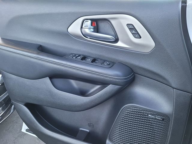 Certified 2022 Chrysler Pacifica Limited w/ S Appearance Package image 13