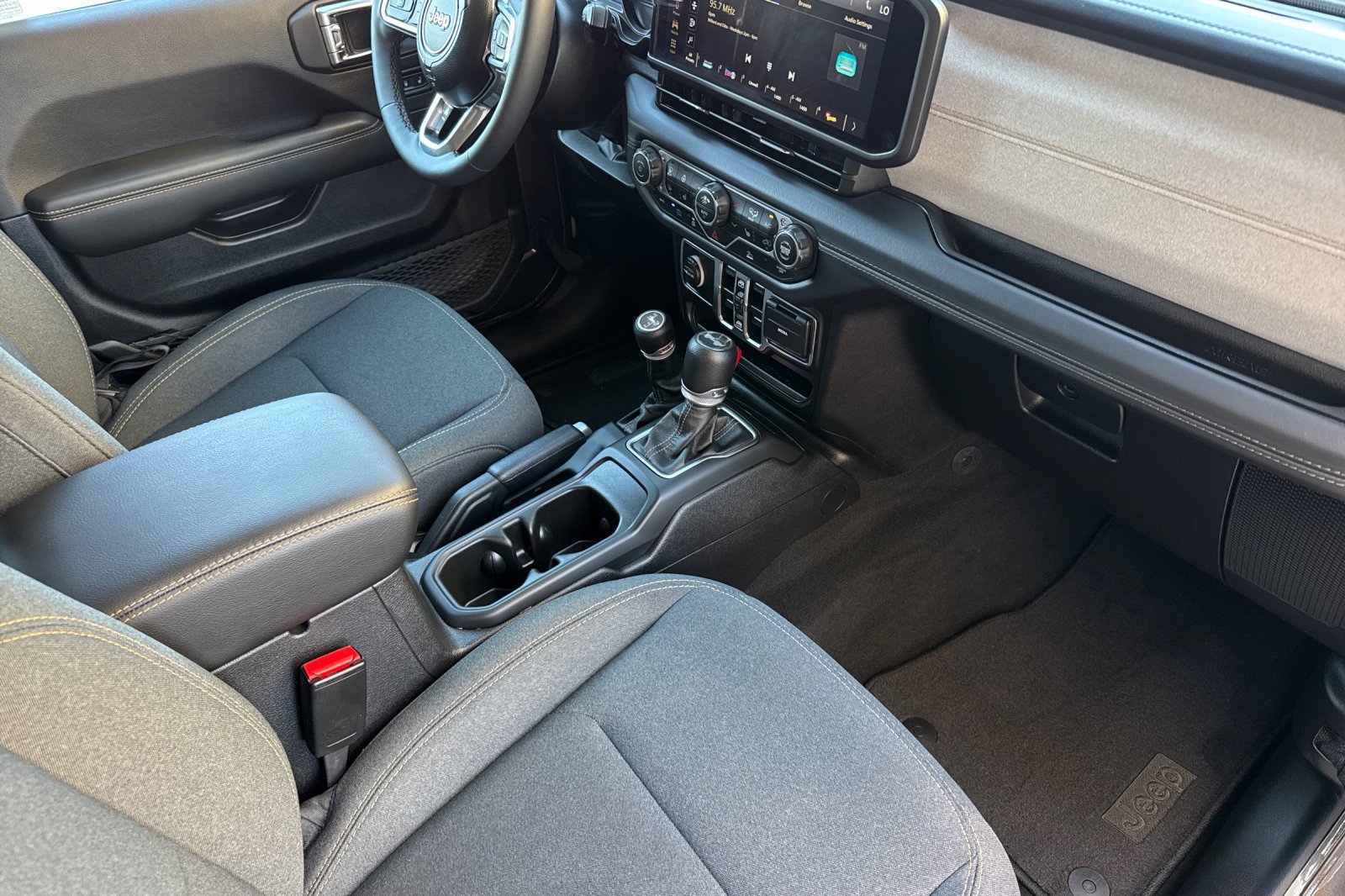 Used 2025 Jeep Wrangler Unlimited Sahara AWD/4WD image 16