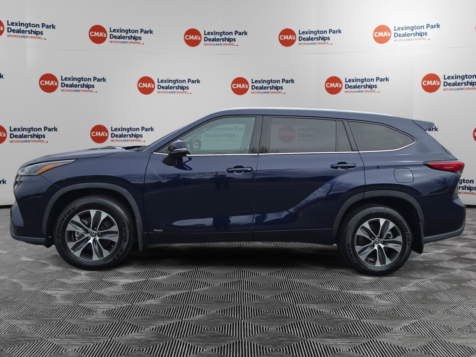 Used 2022 Toyota Highlander XLE image 4