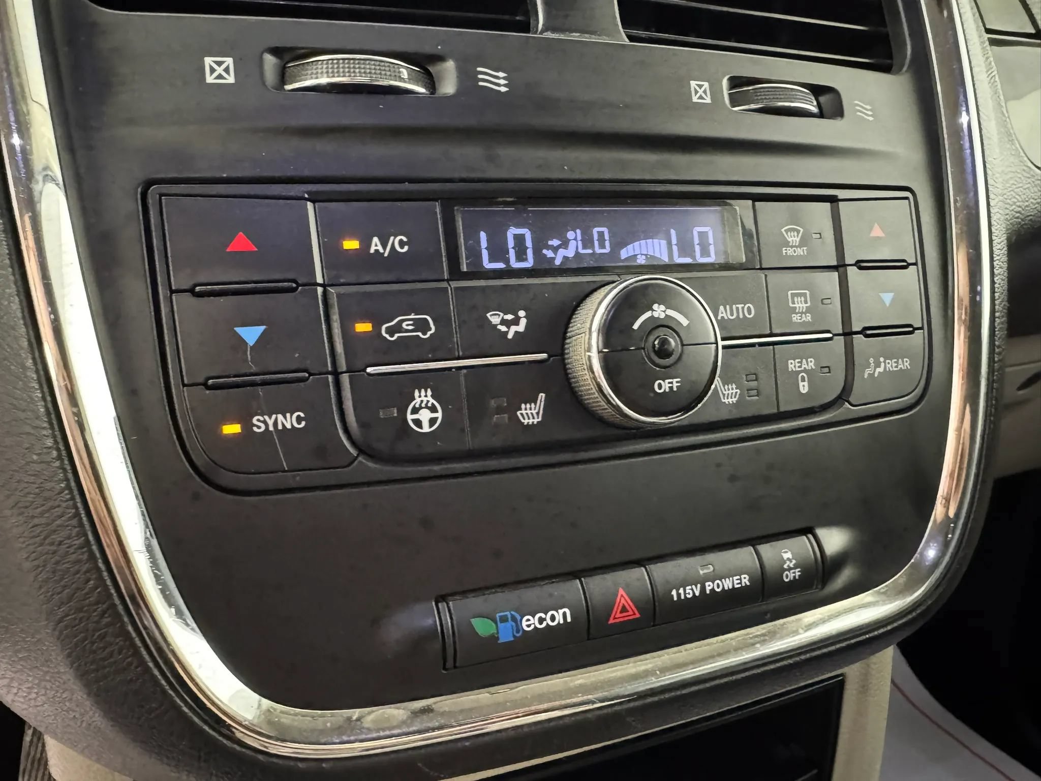 Used 2014 Chrysler Town & Country Touring-L w/ Driver Convenience Group FWD image 19