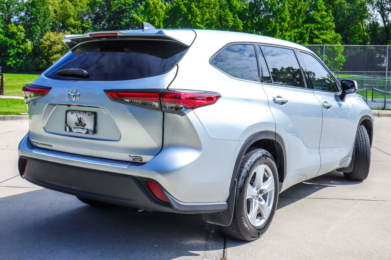 Used 2022 Toyota Highlander L FWD image 17