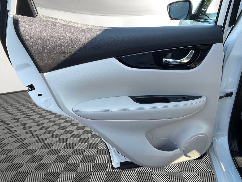 Used 2022 Nissan Rogue Sport SL AWD/4WD image 16