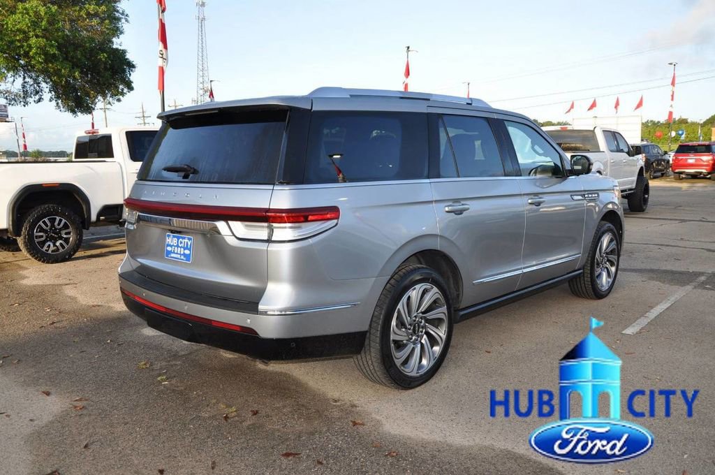 Used 2023 Lincoln Navigator Reserve image 5