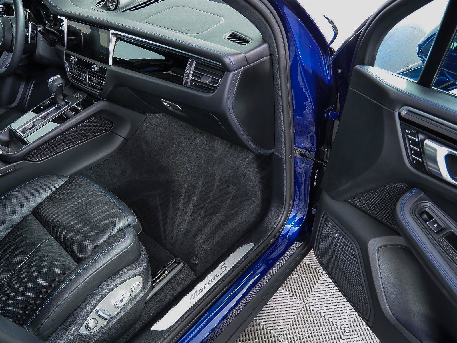 Certified 2023 Porsche Macan S AWD/4WD image 24