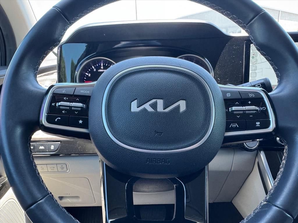 Used 2024 Kia Carnival EX FWD image 18