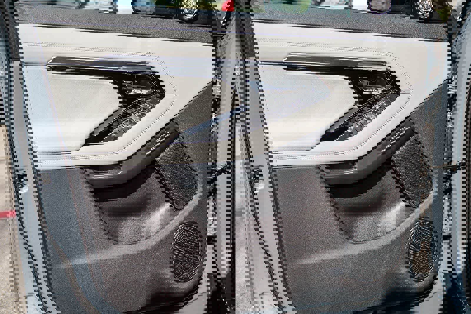 Used 2022 Land Rover Range Rover Evoque R-Dynamic SE image 21