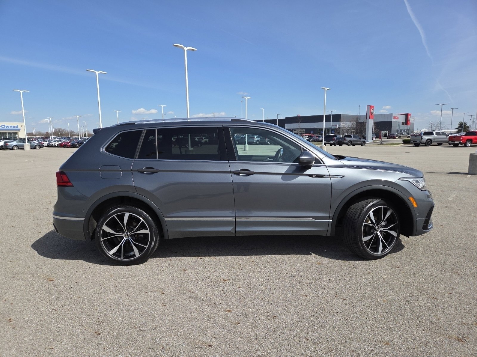Used 2022 Volkswagen Tiguan SEL R-Line image 19