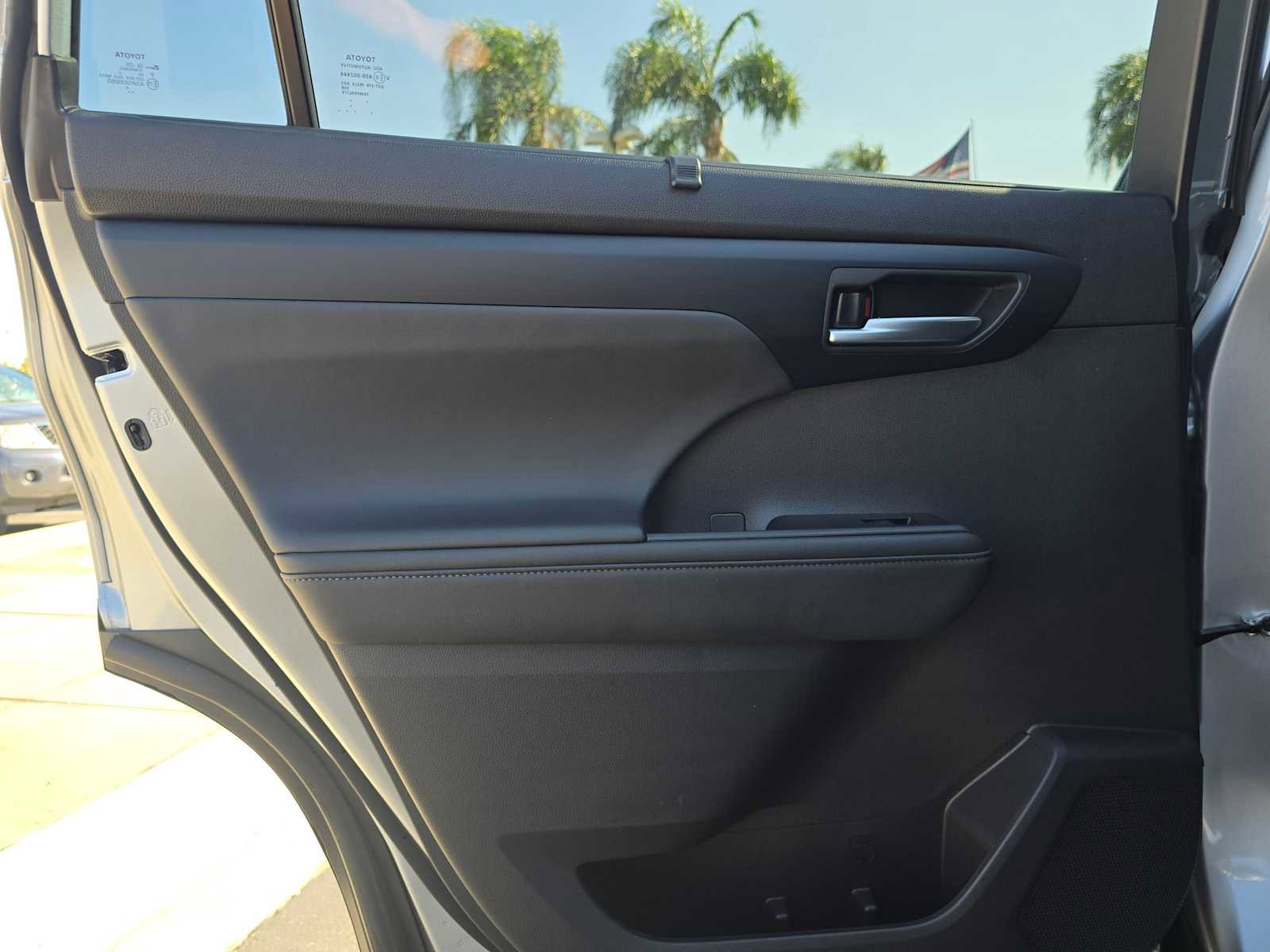 Used 2025 Toyota Highlander XLE image 17