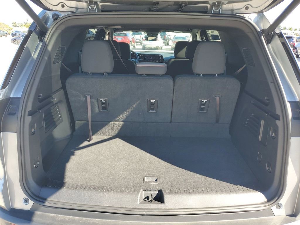Used 2025 Chevrolet Traverse LT image 22