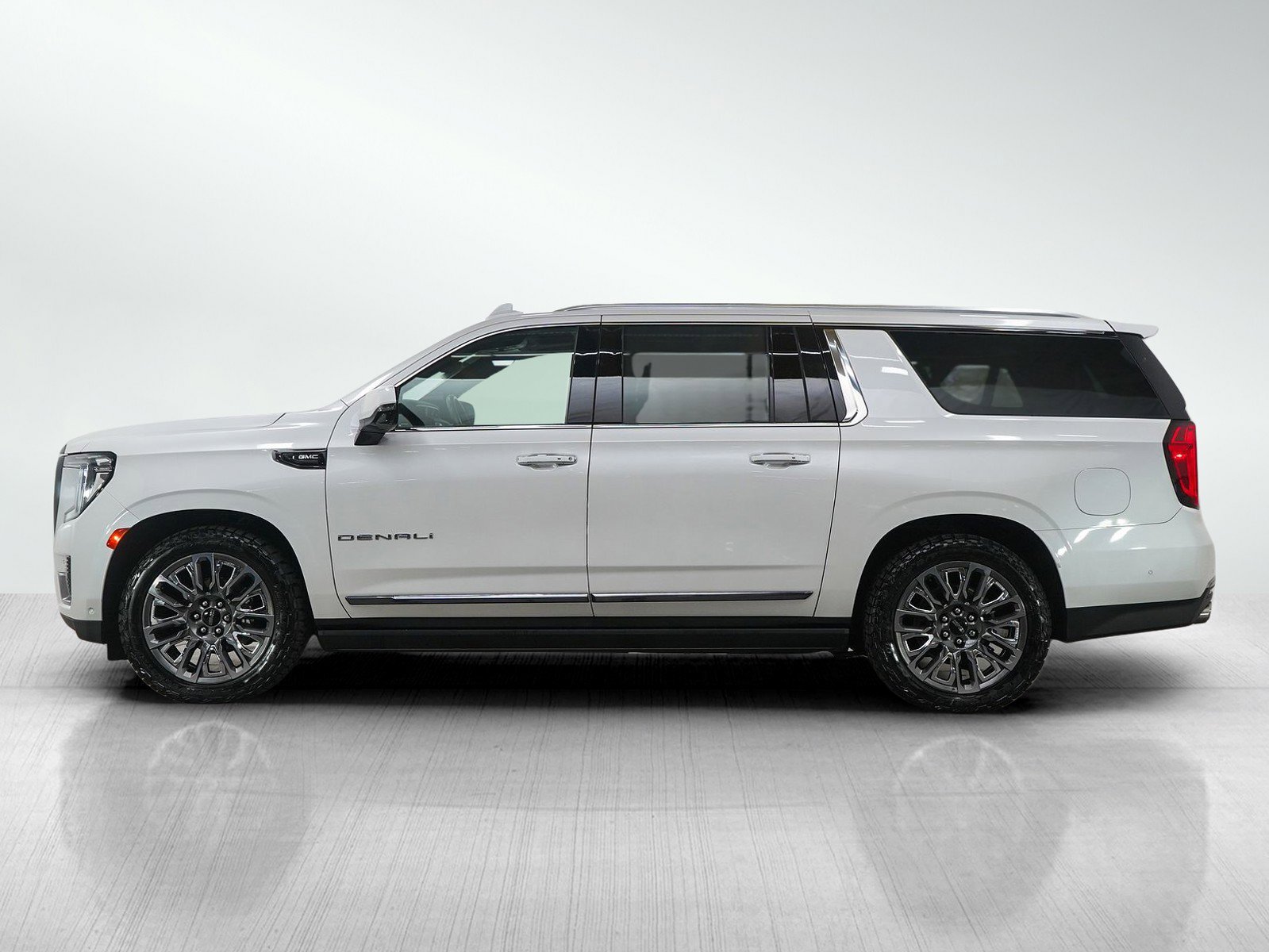 Used 2023 GMC Yukon XL Denali Ultimate image 2