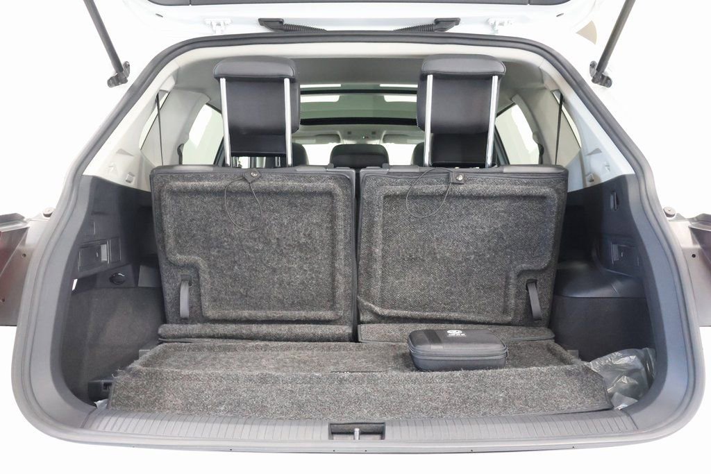 Used 2022 Volkswagen Tiguan SE w/ Panoramic Sunroof Package image 28