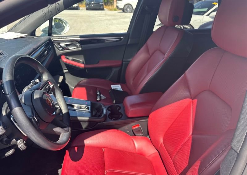 Used 2023 Porsche Macan Turbo image 4