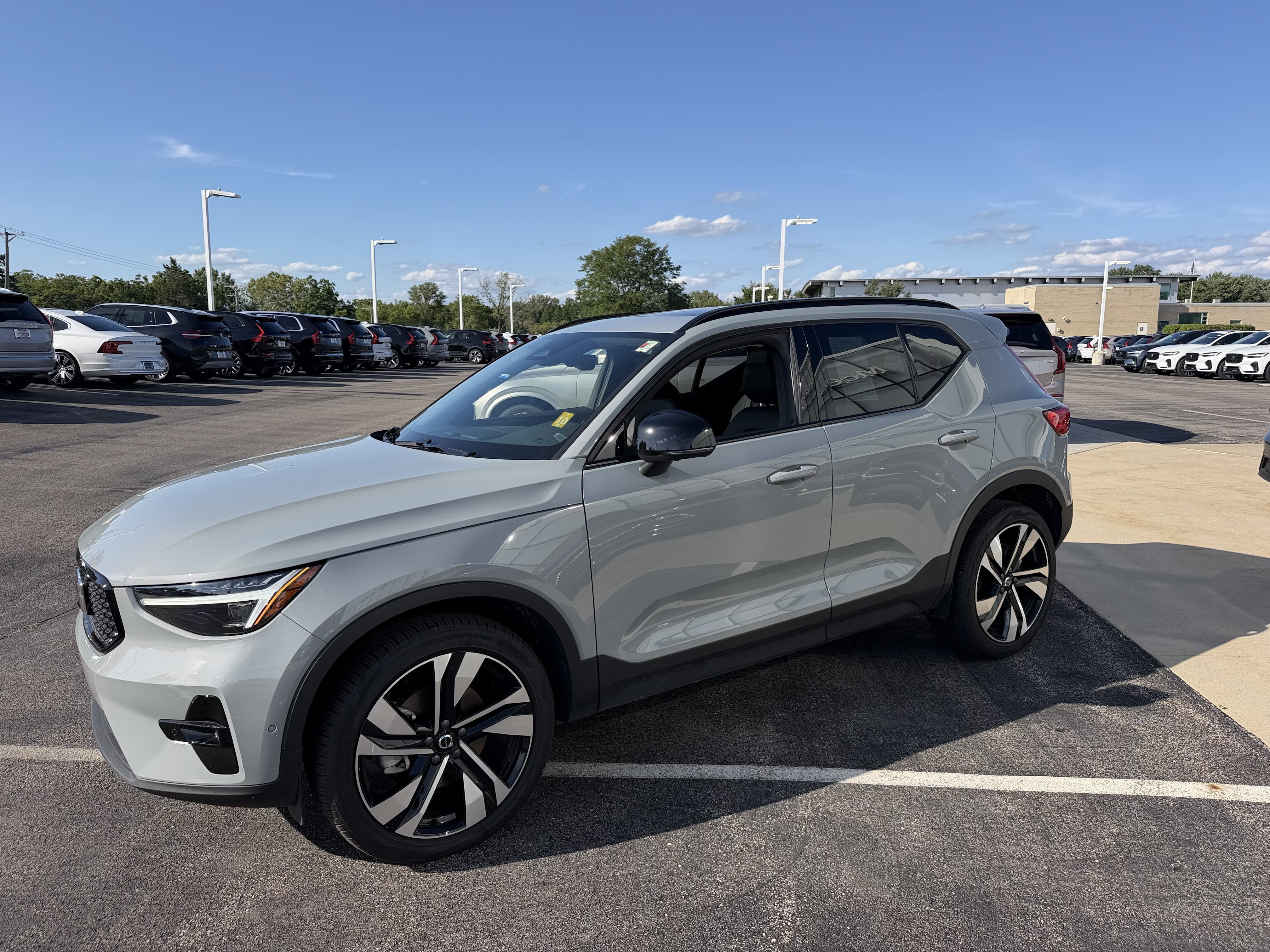 Used 2024 Volvo XC40 B5 Ultimate w/ Protection Package Premier AWD/4WD image 6