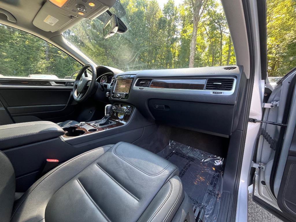Used 2013 Volkswagen Touareg Executive AWD/4WD image 44