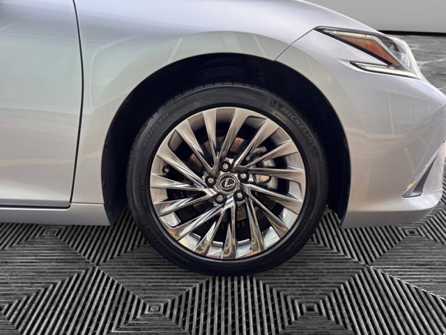 Used 2024 Lexus ES 300h w/ Accessory Package (Z2) FWD image 32