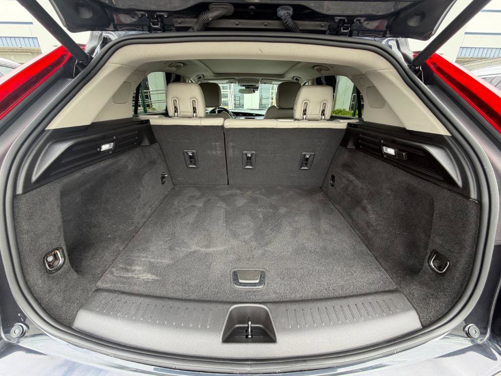 Used 2022 Cadillac XT4 Luxury w/ Cold Weather Package image 7