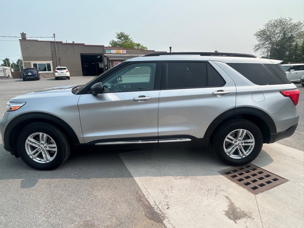 Used 2022 Ford Explorer XLT AWD/4WD image 2
