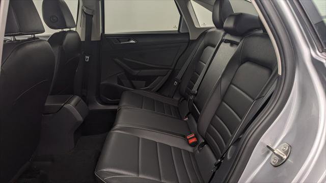 Used 2024 Volkswagen Jetta SE FWD image 16