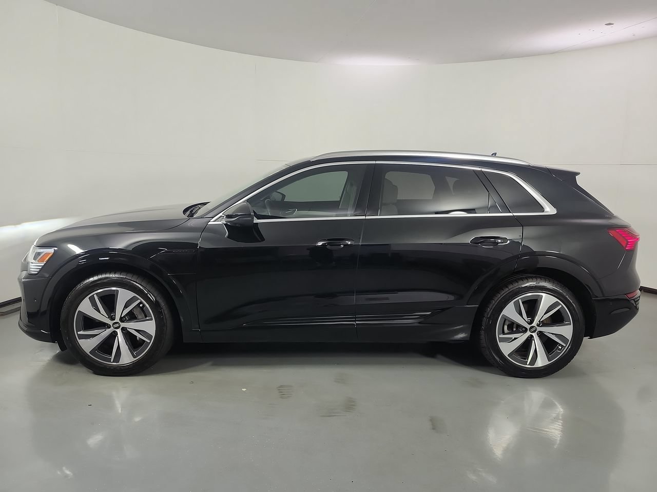 Used 2024 Audi Q8 e-tron Premium Plus AWD/4WD image 2