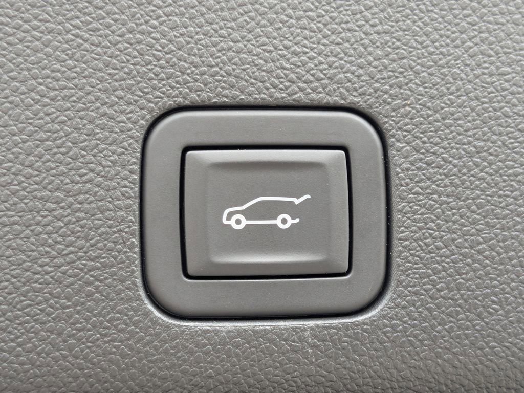 Certified 2025 Chevrolet Suburban Z71 AWD/4WD image 15