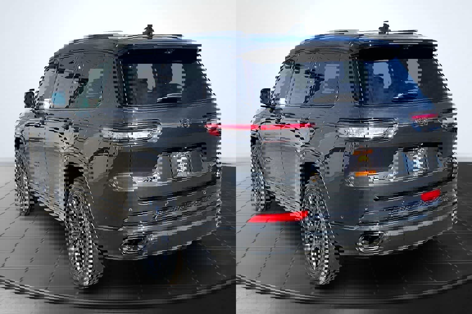 Used 2023 Jeep Grand Cherokee L Summit image 4