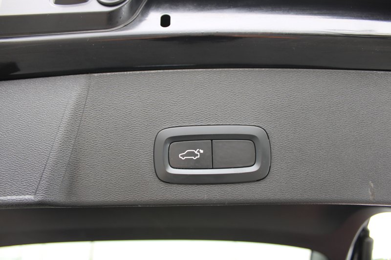 Used 2022 Volvo XC40 T4 Momentum image 16