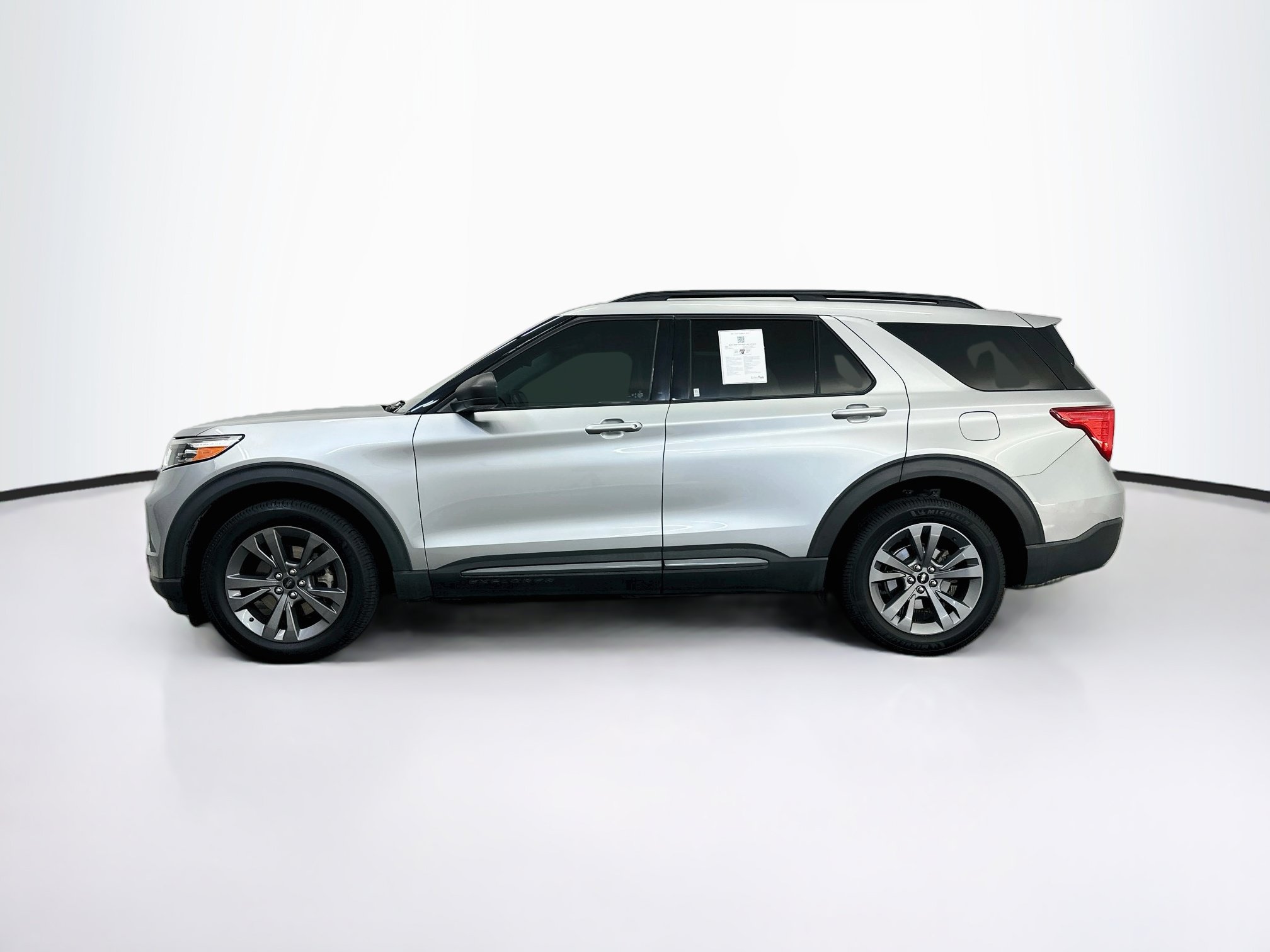 Used 2021 Ford Explorer XLT w/ Equipment Group 202A AWD/4WD image 4