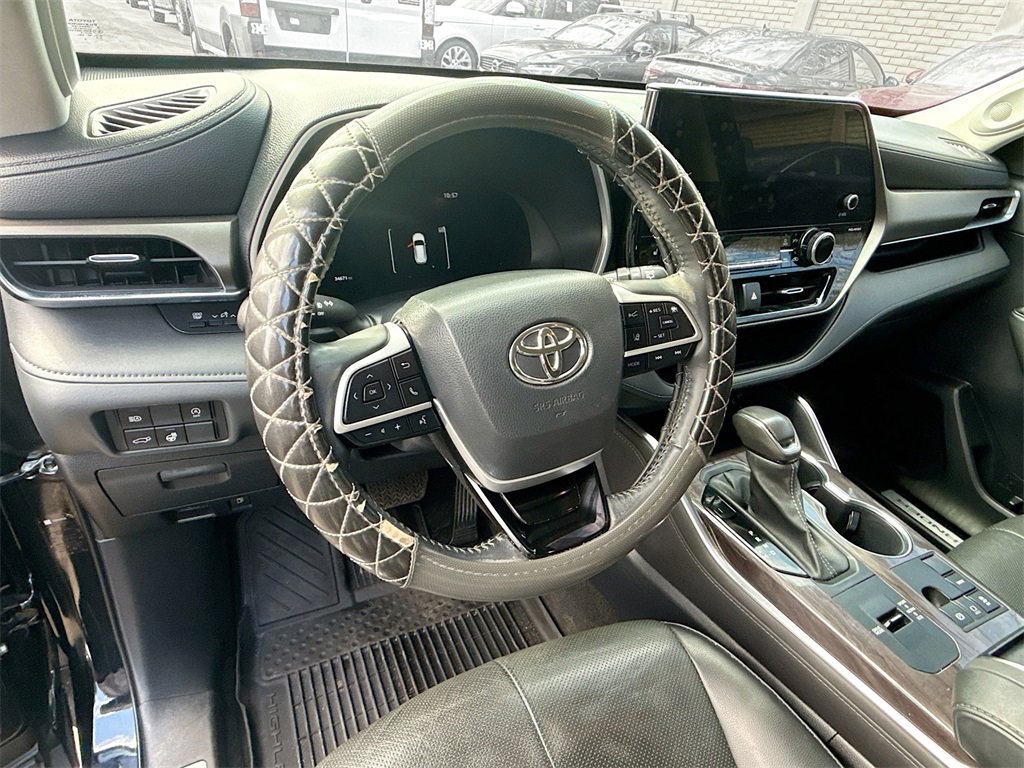 Used 2023 Toyota Highlander XLE image 12