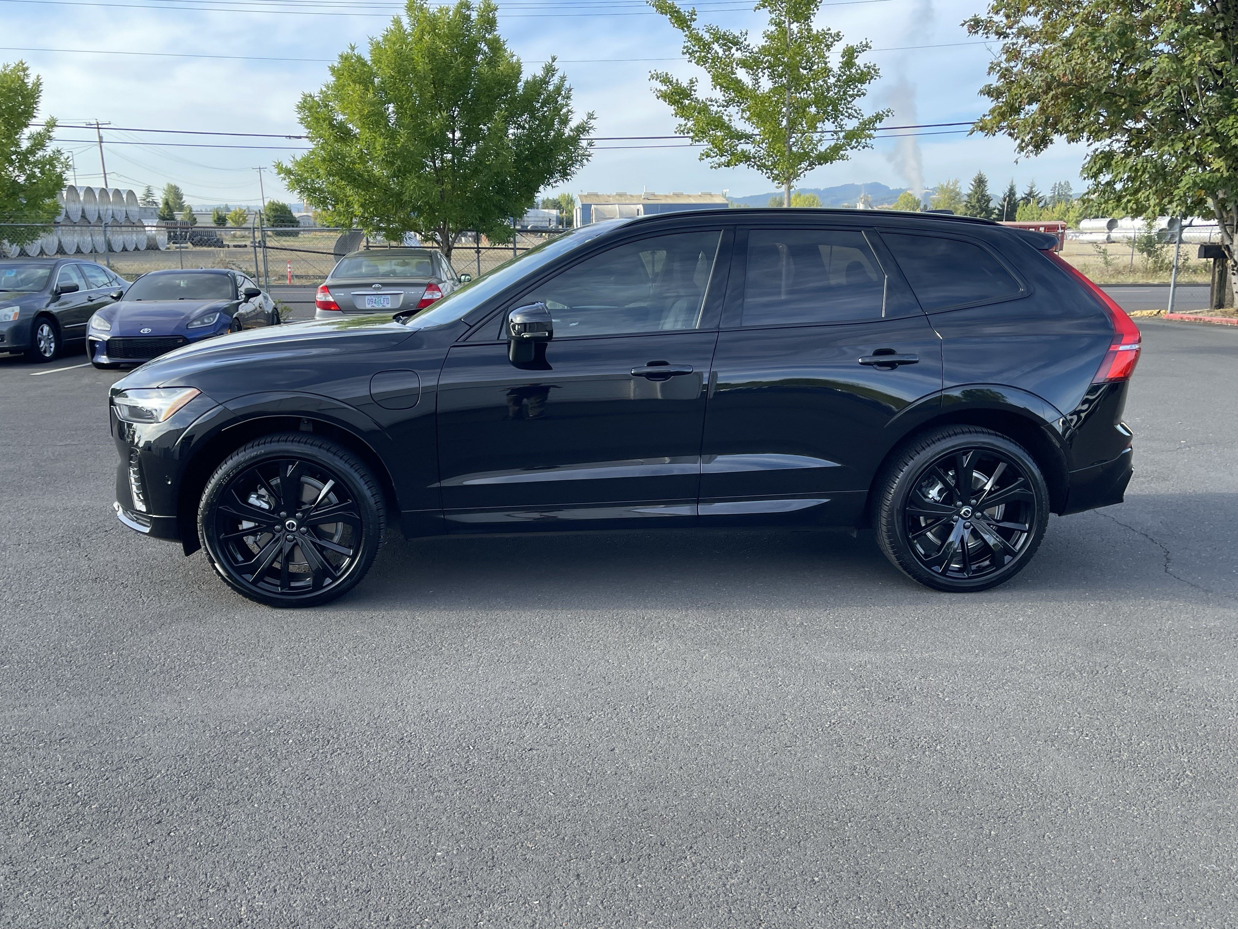Used 2025 Volvo XC60 T8 Ultra w/ Climate Package AWD/4WD image 2