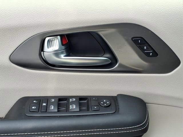 Used 2024 Chrysler Pacifica Select image 17