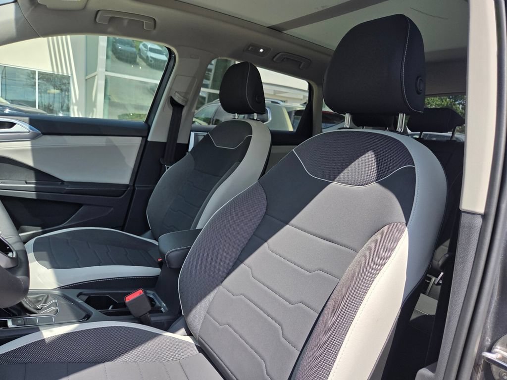 Certified 2025 Volkswagen Taos SE FWD image 11