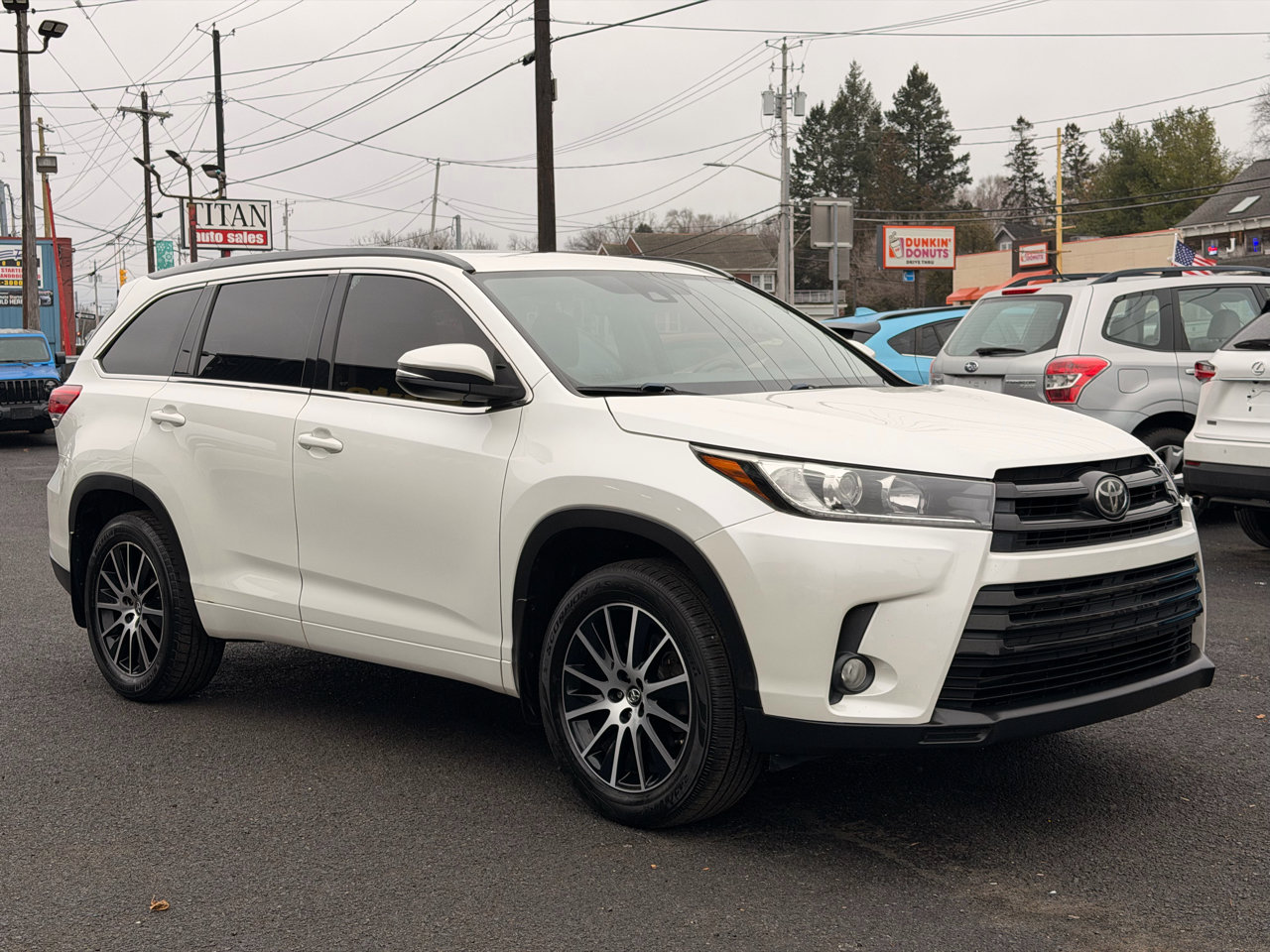 Used 2017 Toyota Highlander SE w/ Carpet Mat Package image 3