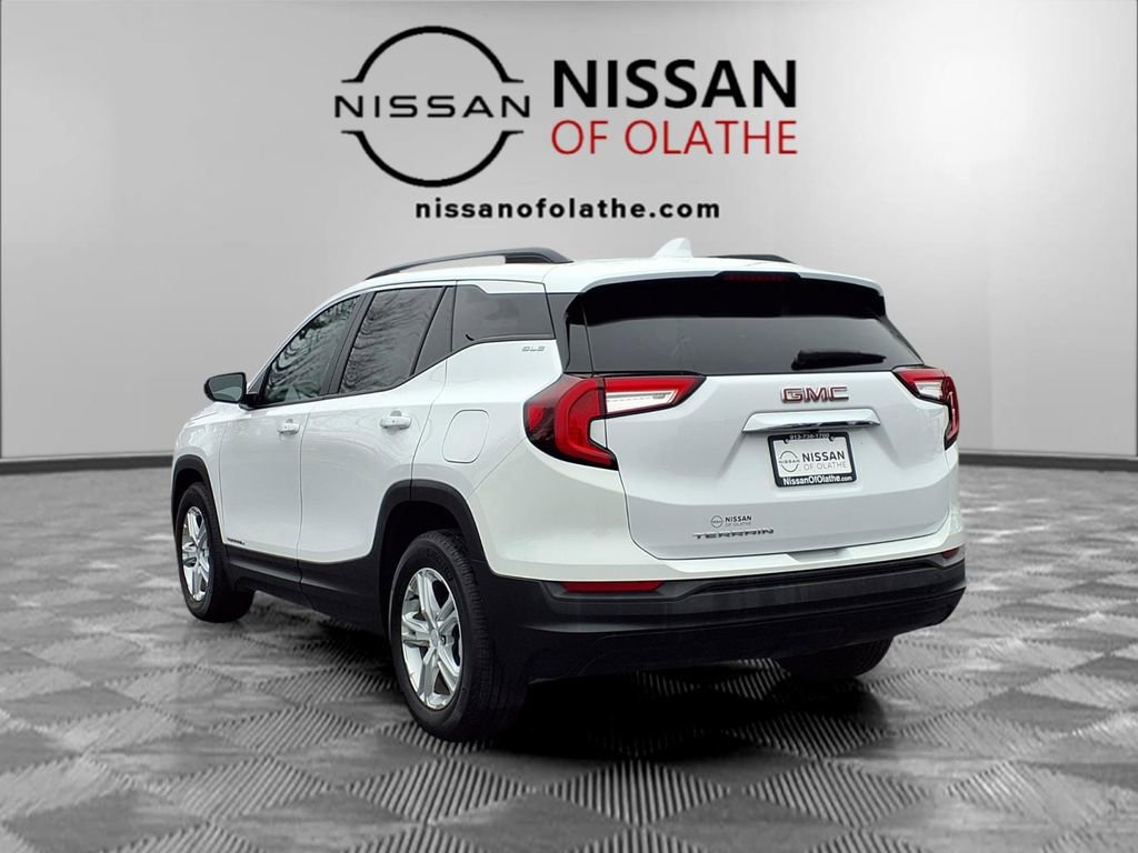 Used 2023 GMC Terrain SLE w/ Driver Convenience Package image 3