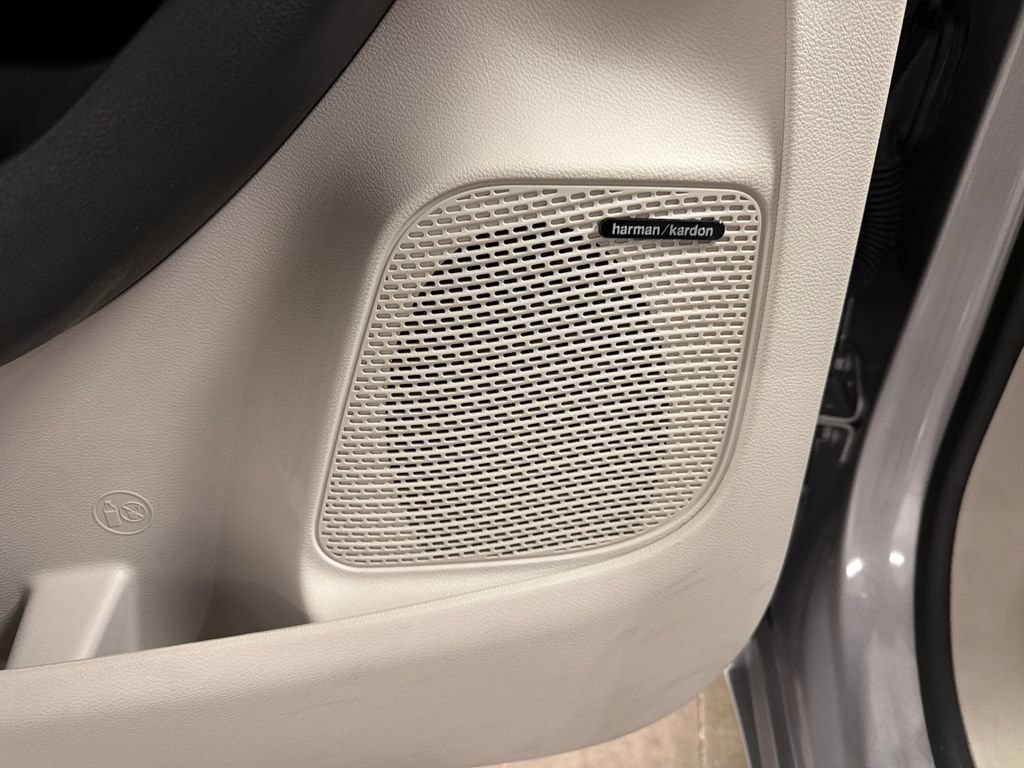 Used 2019 Chrysler Pacifica Limited w/ Tire & Wheel Group FWD image 26