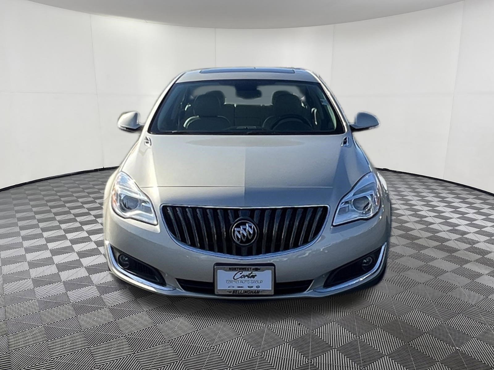 Used 2016 Buick Regal image 2
