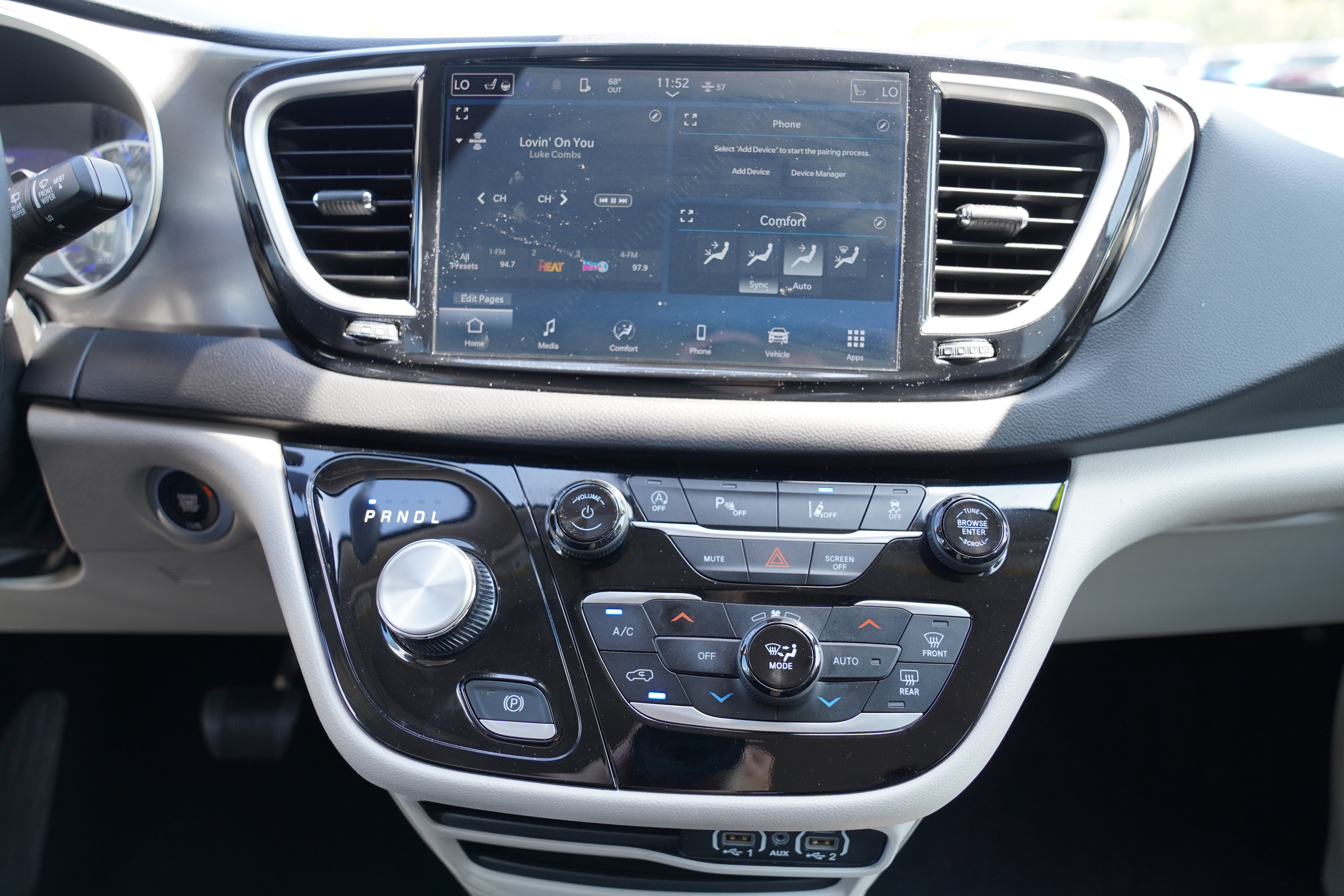 Used 2024 Chrysler Pacifica Touring-L FWD image 23