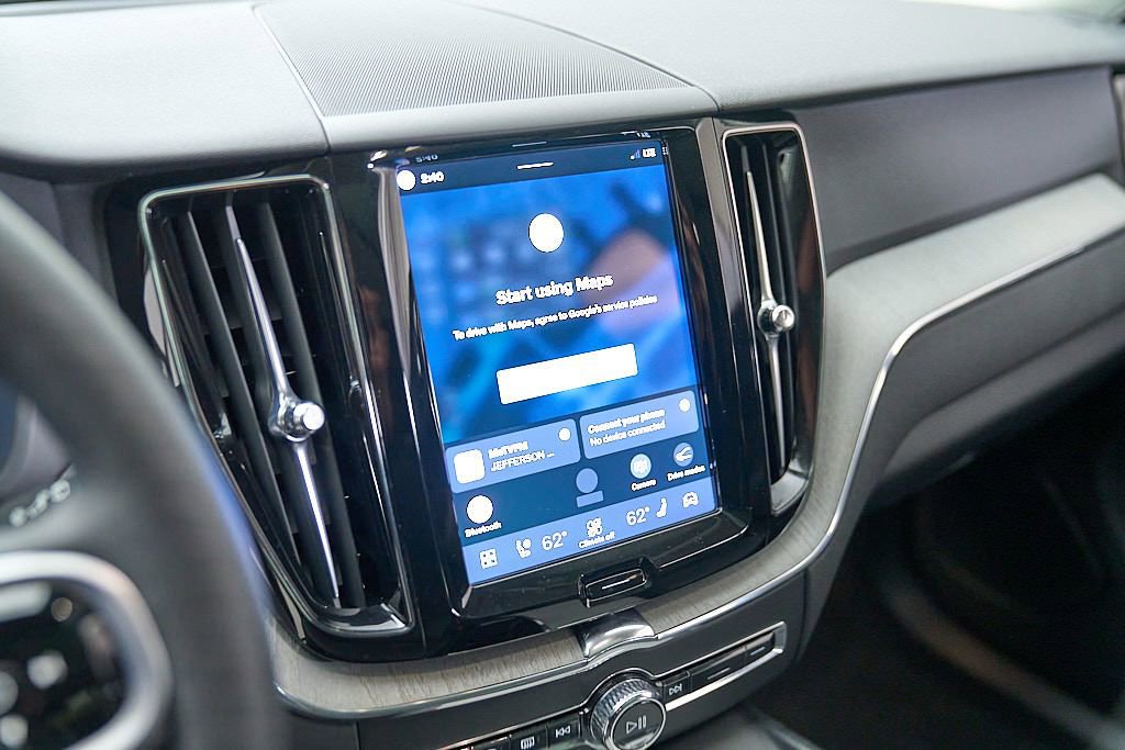 Certified 2025 Volvo XC60 B5 Plus w/ Climate Package AWD/4WD image 15