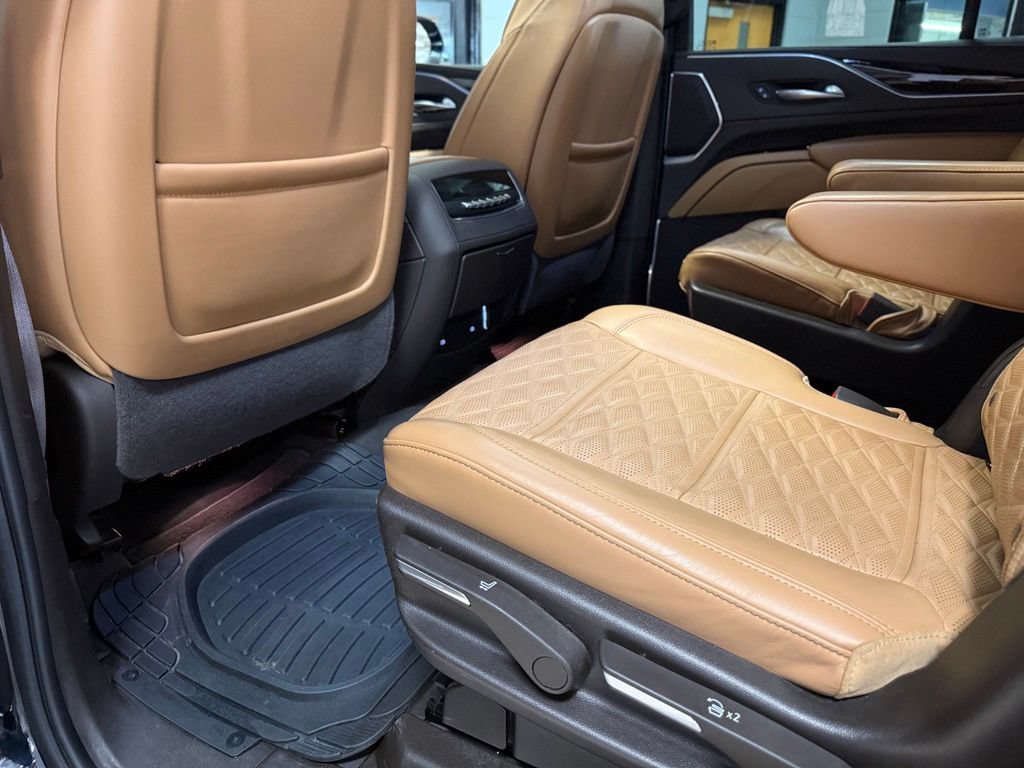 Used 2023 Cadillac Escalade Premium Luxury AWD/4WD image 23